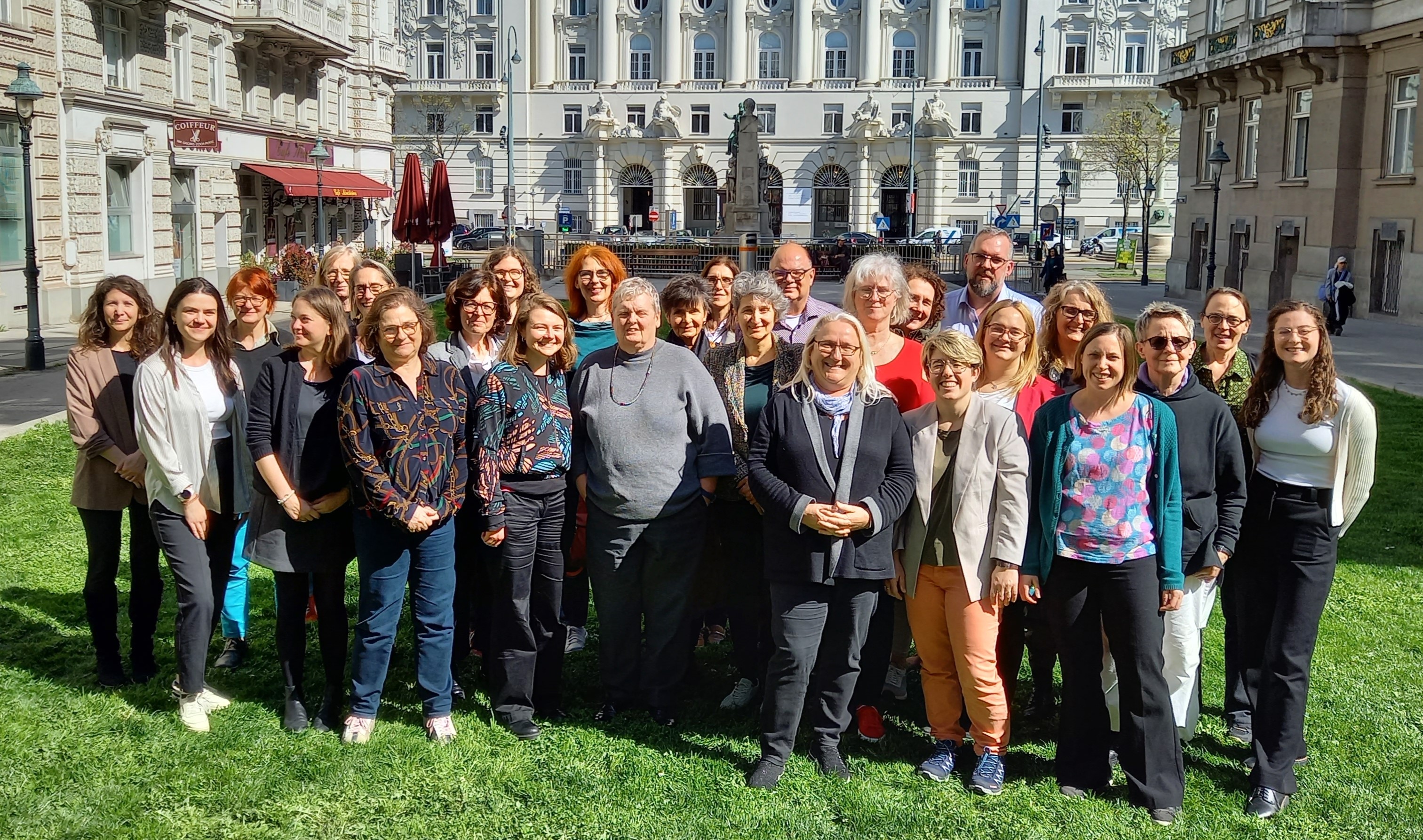 Gruppenfoto von rund 40 Fachbeiratsmitgliedern des Projekts zu Gewaltprävention im Gesundheitswesen bei einem Treffen im Freien.