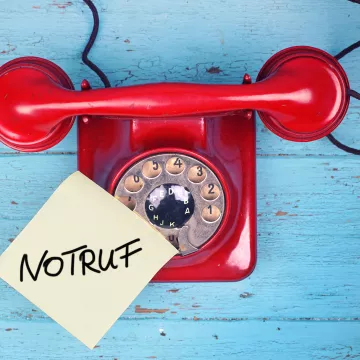 © Jenny Sturm - stock.adobe.com Rotes Telefon als Symbolbild für Hilfestellung gegen Gewalt.